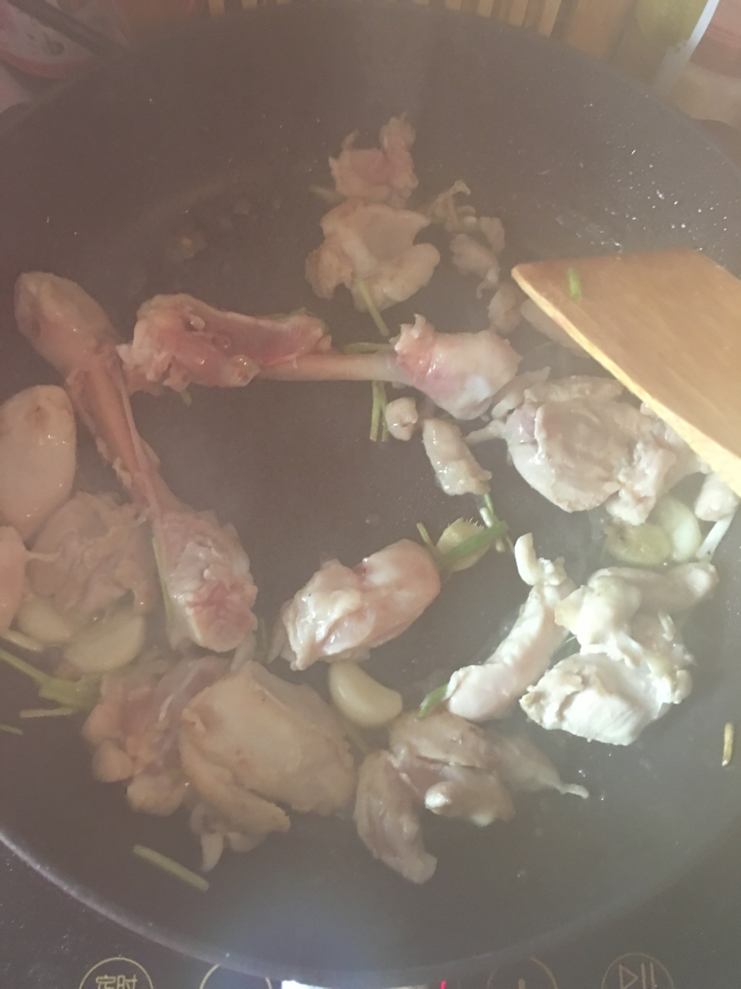 土豆板栗蘑菇焖鸡腿（水果刀版）的做法 步骤6