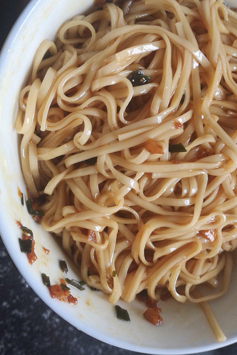 盼盼g做的10分钟搞定的一碗葱油拌面