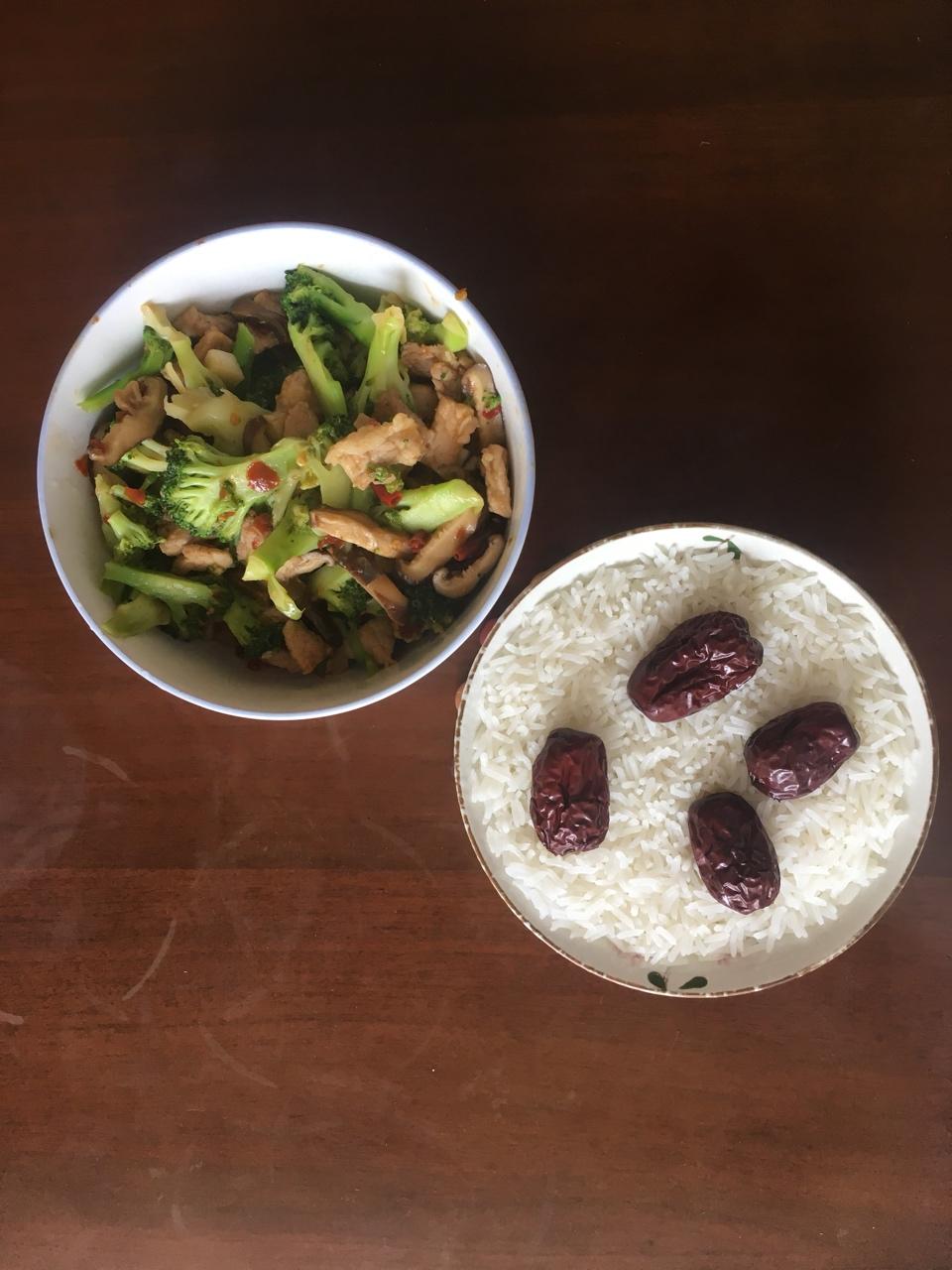 蓝瘦香菇
（西蓝花瘦肉炒香菇）