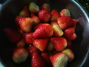 炒红果的那个炒草莓的做法 步骤2