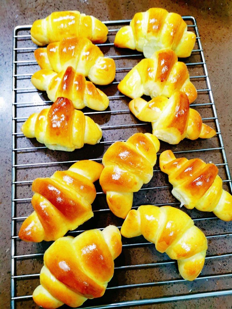 又香又软又拉丝，咬一口奶香十足！超治愈的淡奶油波兰种小餐包