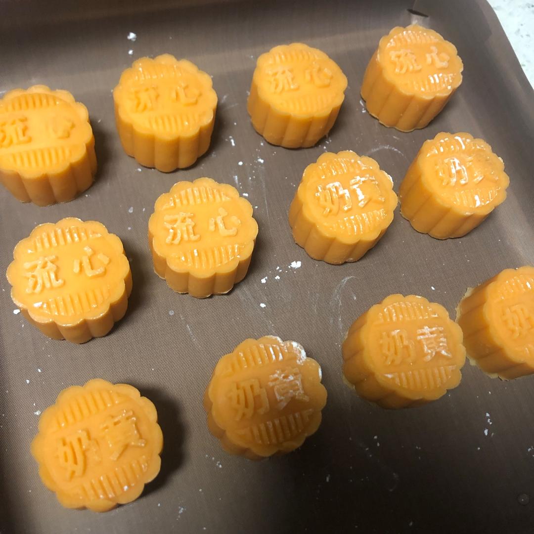 💃奶黄流心月饼——这是可以让你坐稳朋友圈厨霸位置的月饼🥮，没人点赞算我输👎