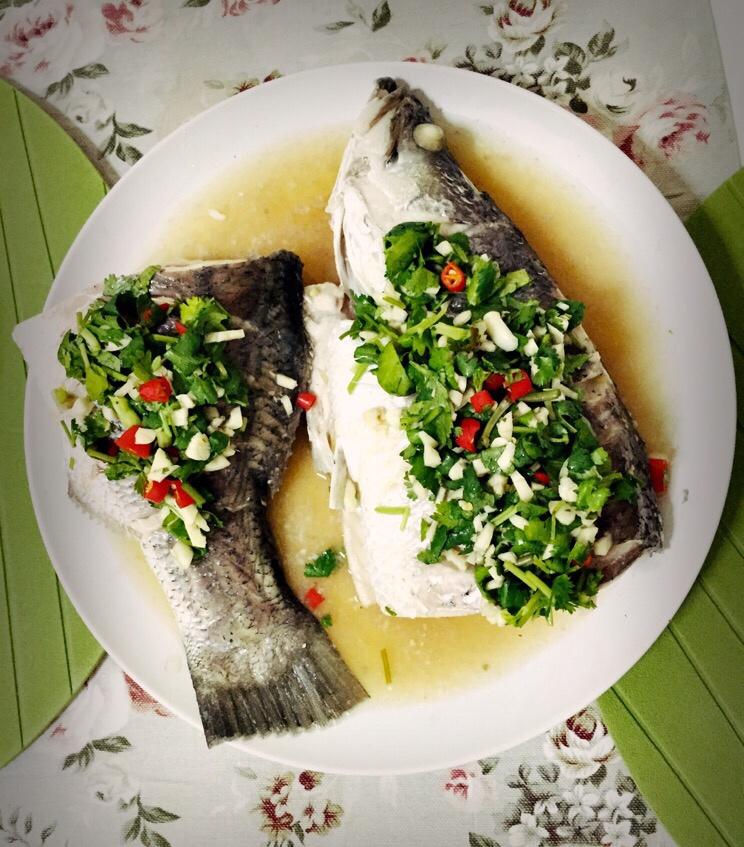 泰式蒸鱼：面朝大海，春暖花开，我反手就蒸了个鱼【曼达小馆】