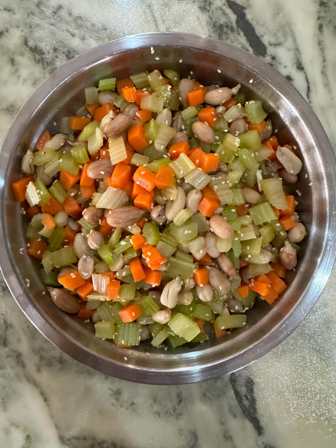 凉拌芹菜花生米胡萝卜