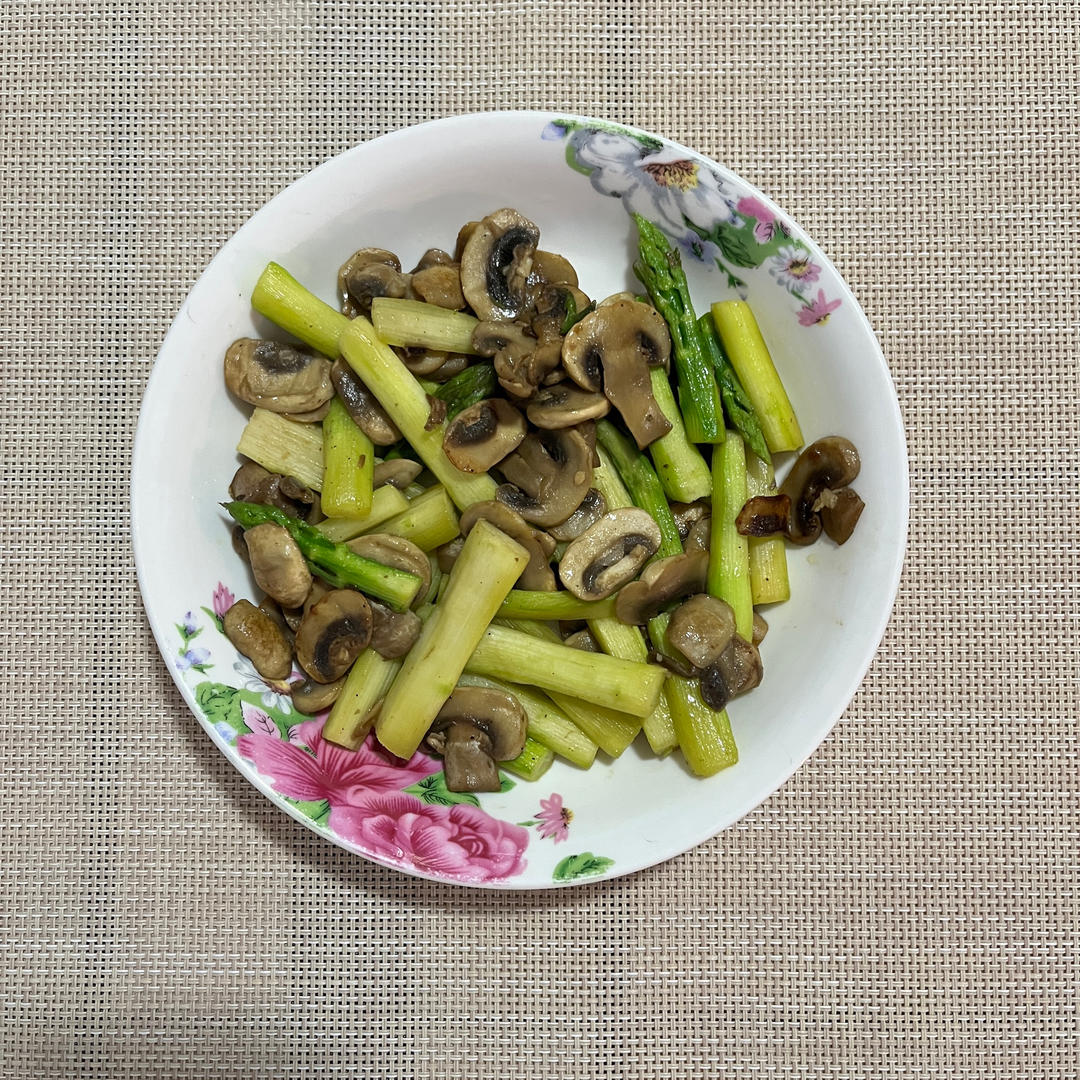 芦笋炒蘑菇