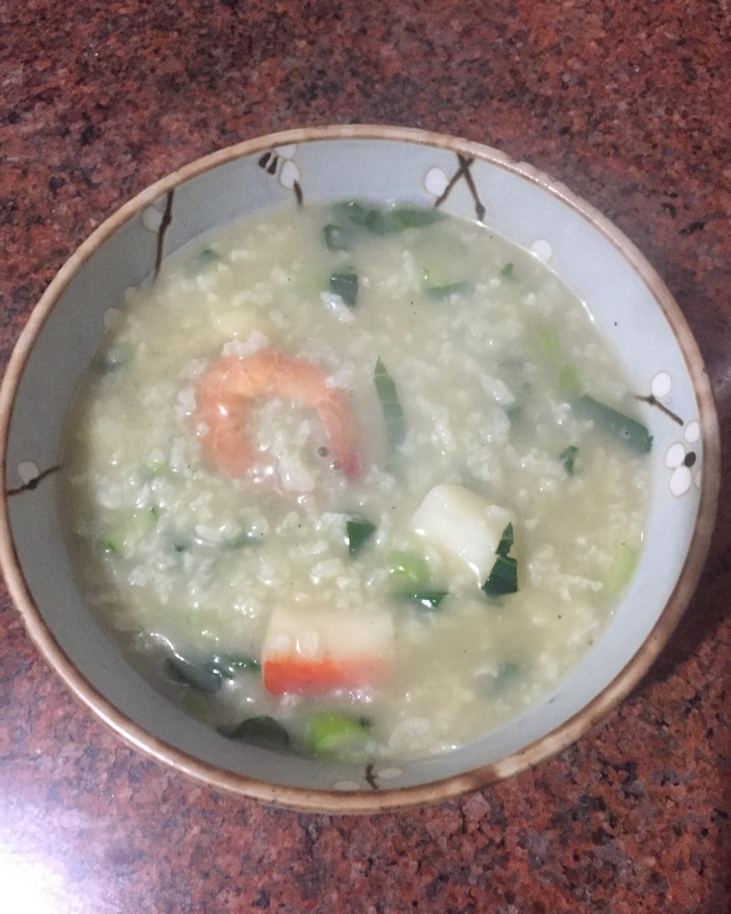 一碗柔滑香浓的粤式海鲜粥