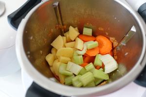 一锅三菜：蔬菜汤+清蒸梭子蟹+冬菇肉末蒸鹌鹑蛋的做法 步骤4
