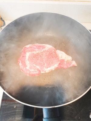 好吃的原切眼肉牛排-附黑胡椒汁和摆盘及各种牛排的区别的做法 步骤6