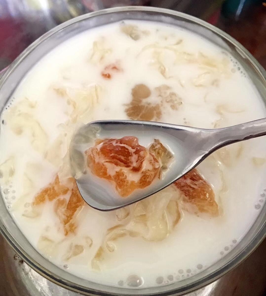 牛奶炖桃胶