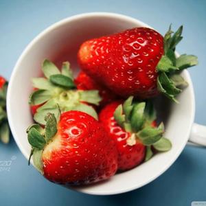 草莓的朴素吃法的做法 步骤1