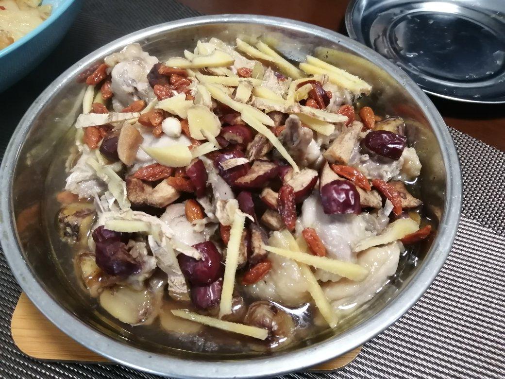 红枣杞子蒸滑鸡