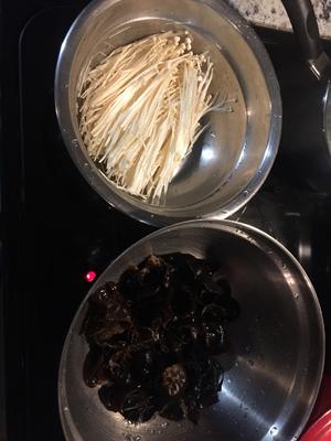 凉拌木耳金针菇的做法 步骤1