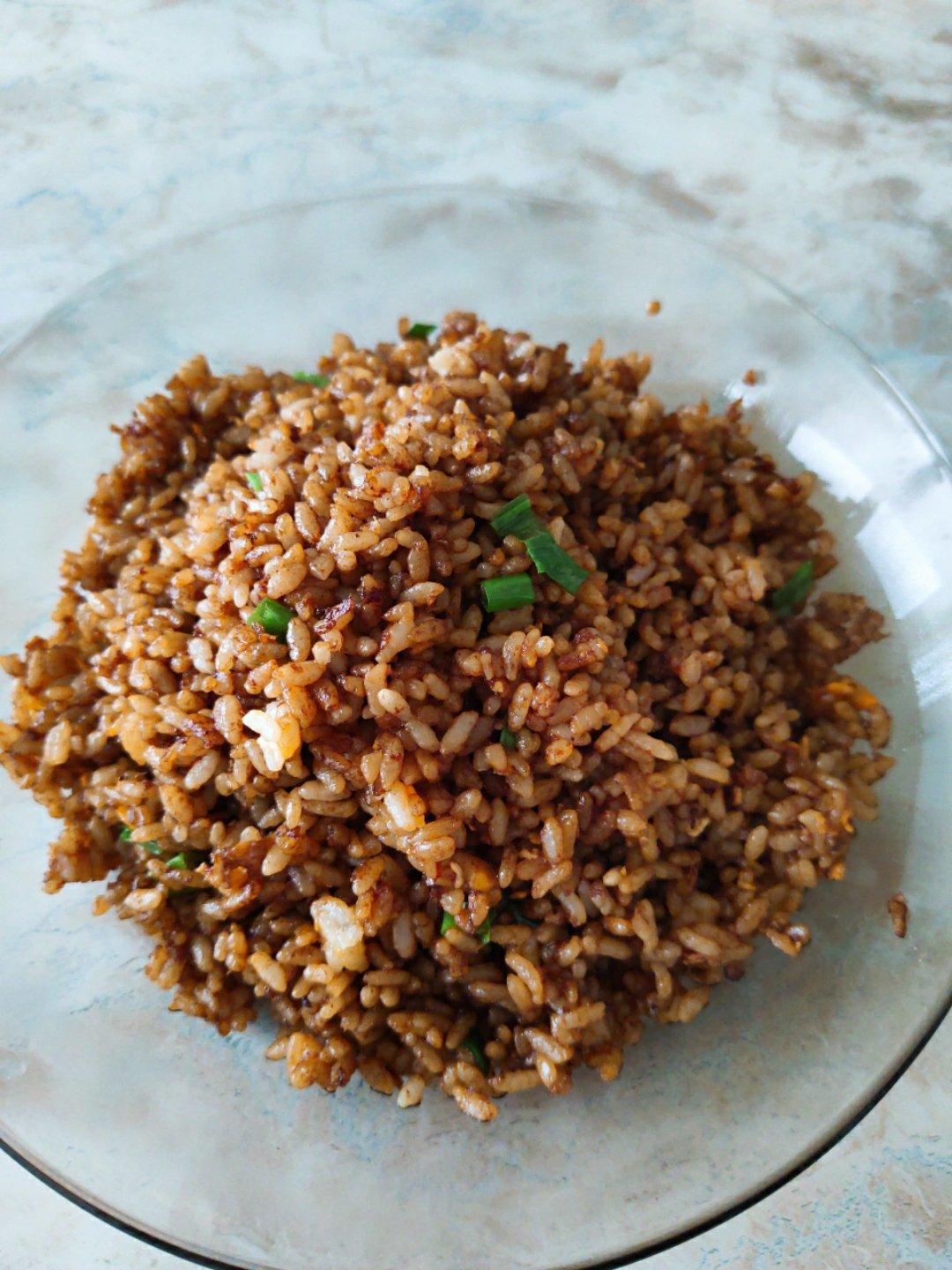 厨师长教你：“酱油炒饭”的家常做法，里面满满的小技巧，很受用