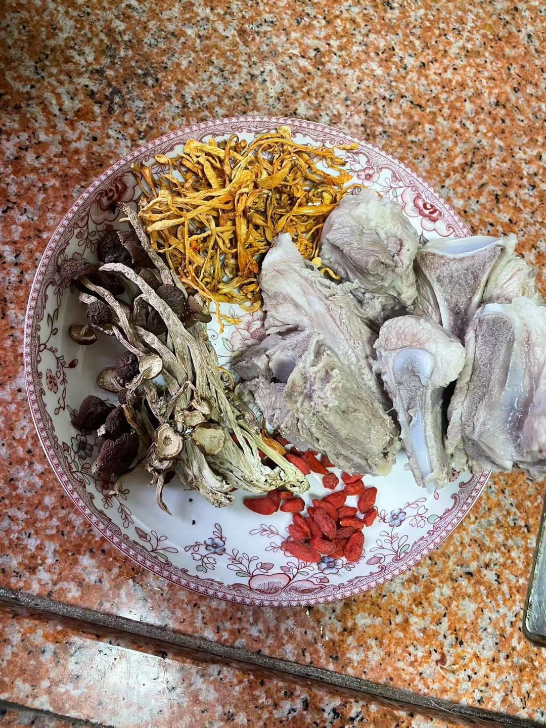 虫草花茶树菇猪大骨汤