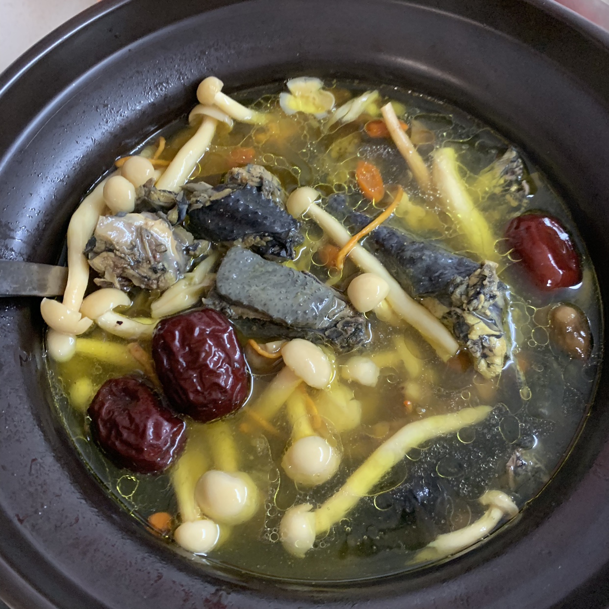 煲汤-菌菇枸杞红枣乌鸡汤的做法 步骤5