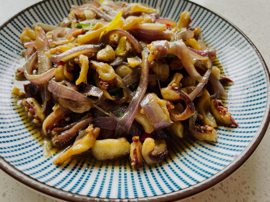爆炒鱿鱼须，加上这一步，可以与铁板鱿鱼媲美