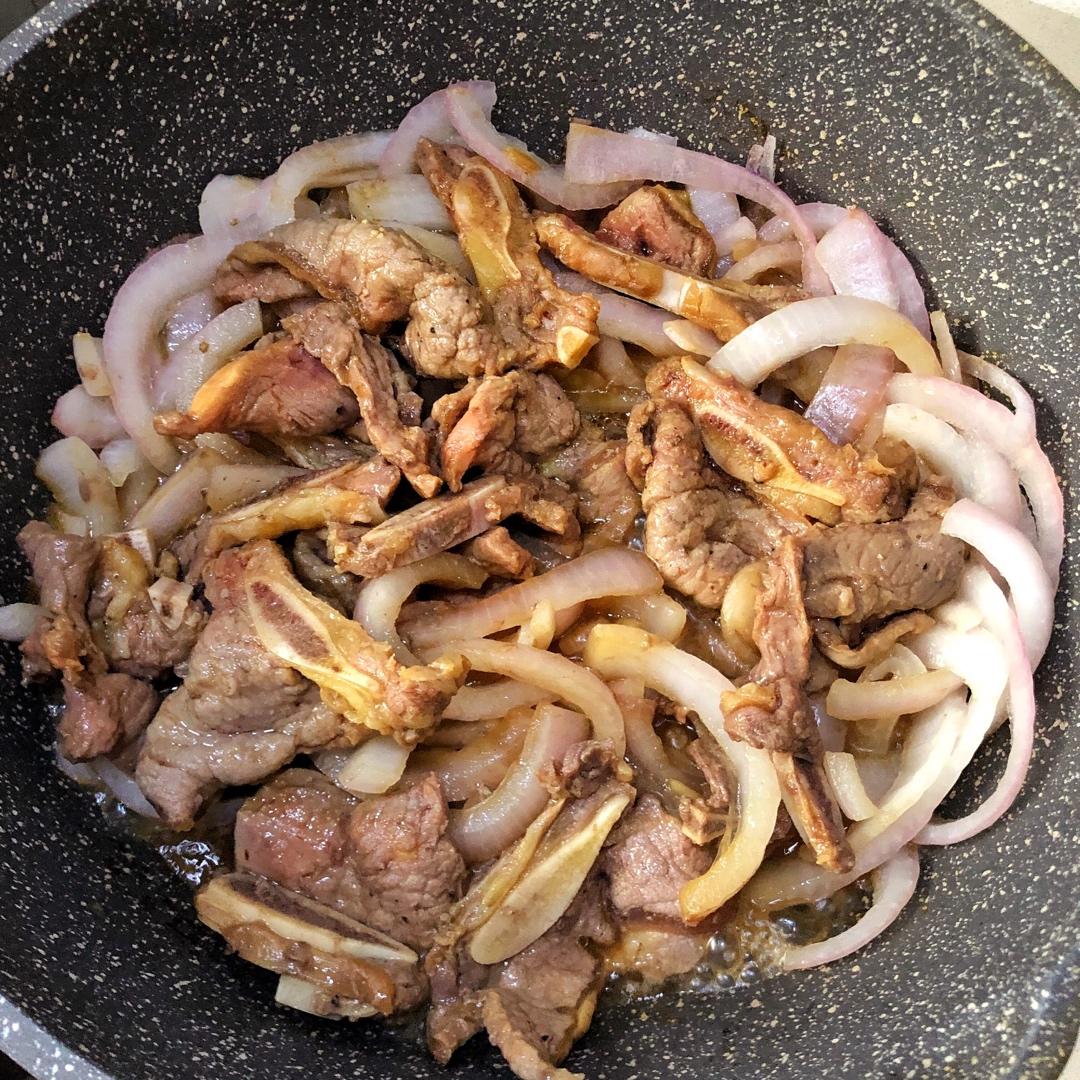 洋葱炒牛仔骨