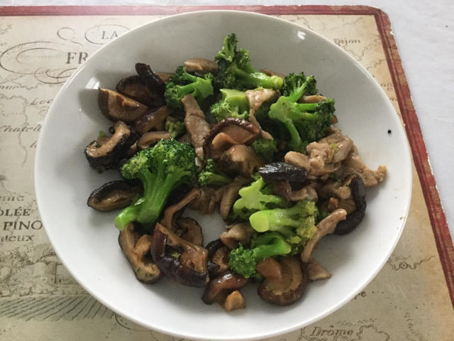 蓝瘦香菇
（西蓝花瘦肉炒香菇）