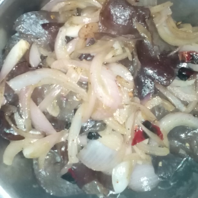洋葱炒木耳