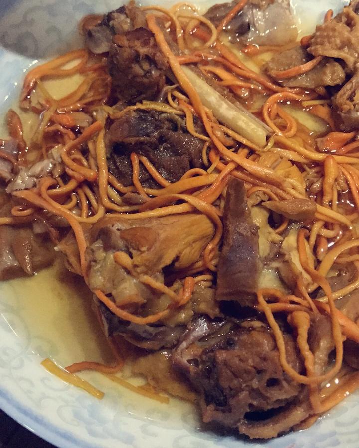 花胶炖鸡汤（养颜滋阴）