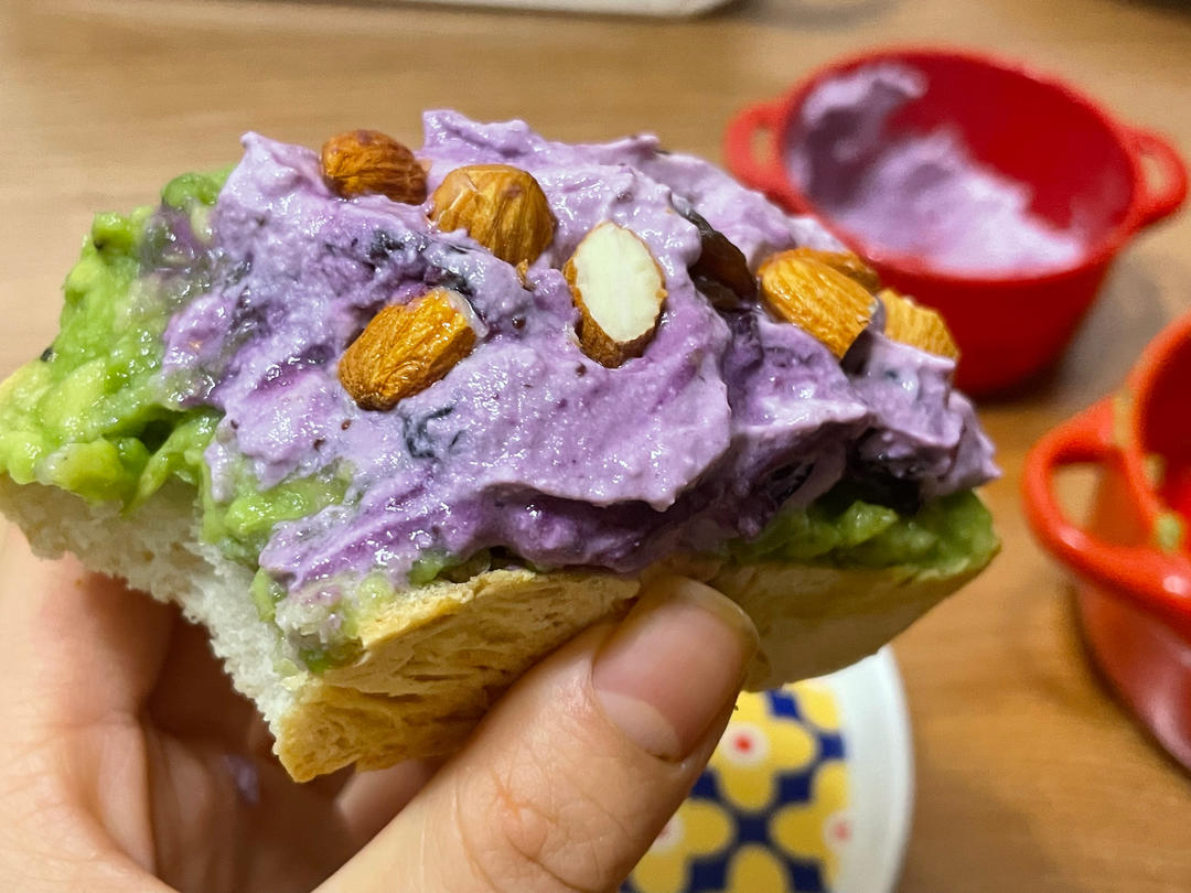 开放式三明治：牛油果蔓越莓抹酱与琥珀腰果