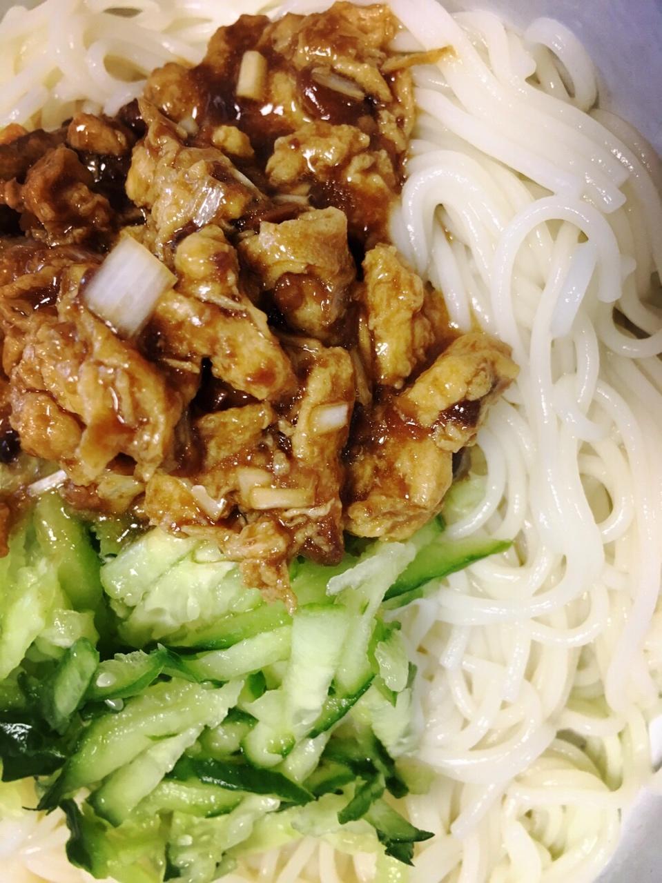 东北鸡蛋炸酱面