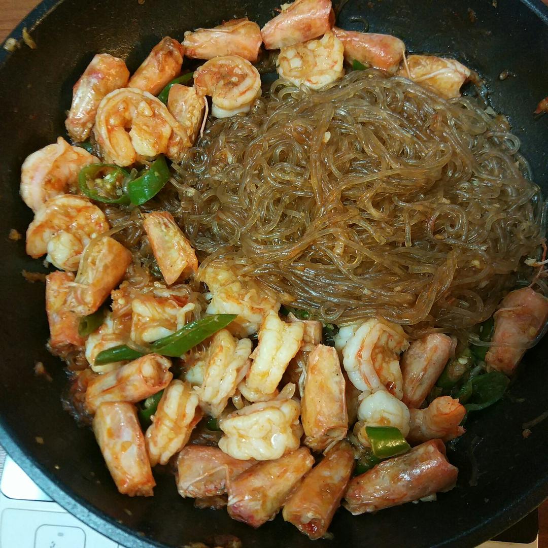 我只是静静的在做饭(๑• . •๑)