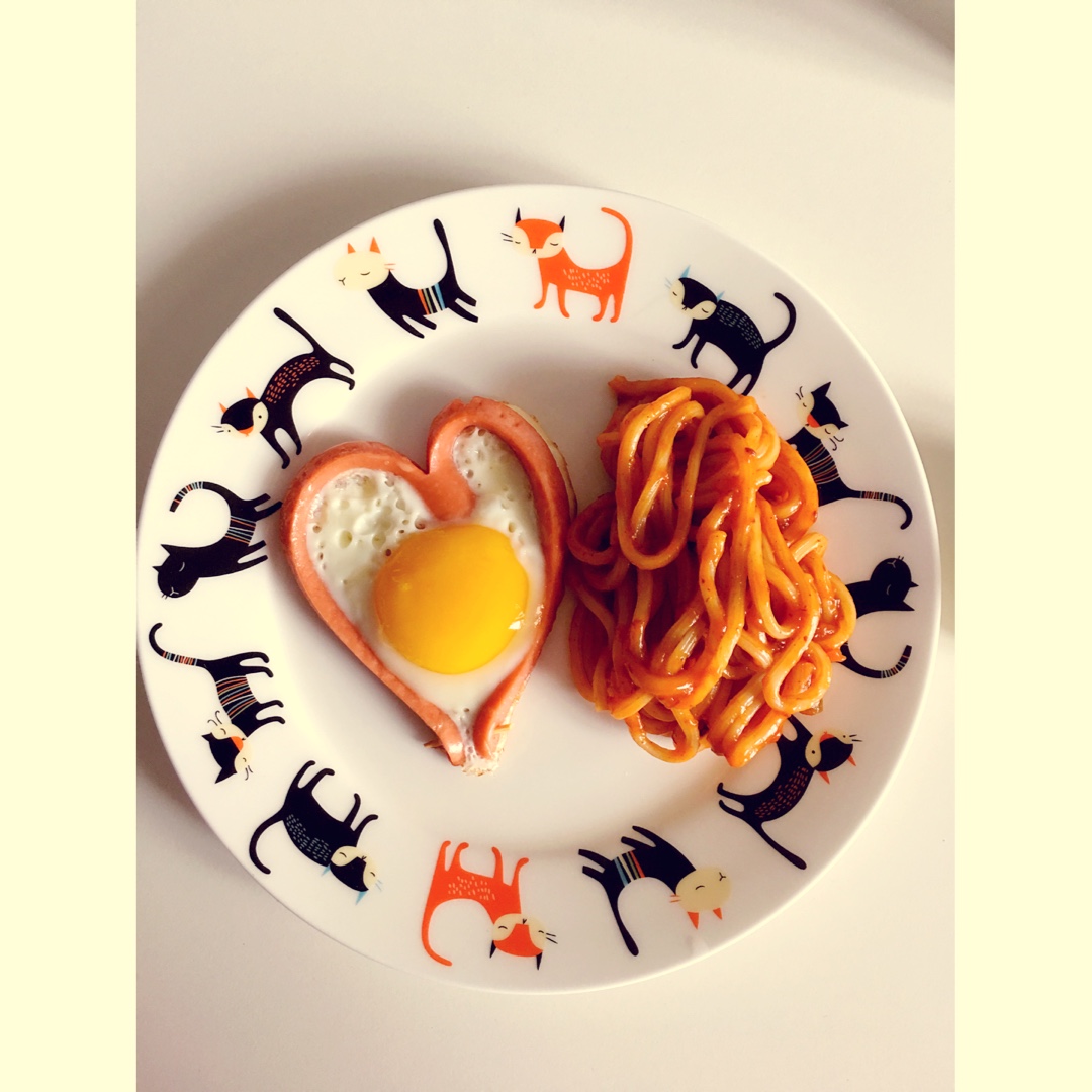 心形香肠荷包蛋