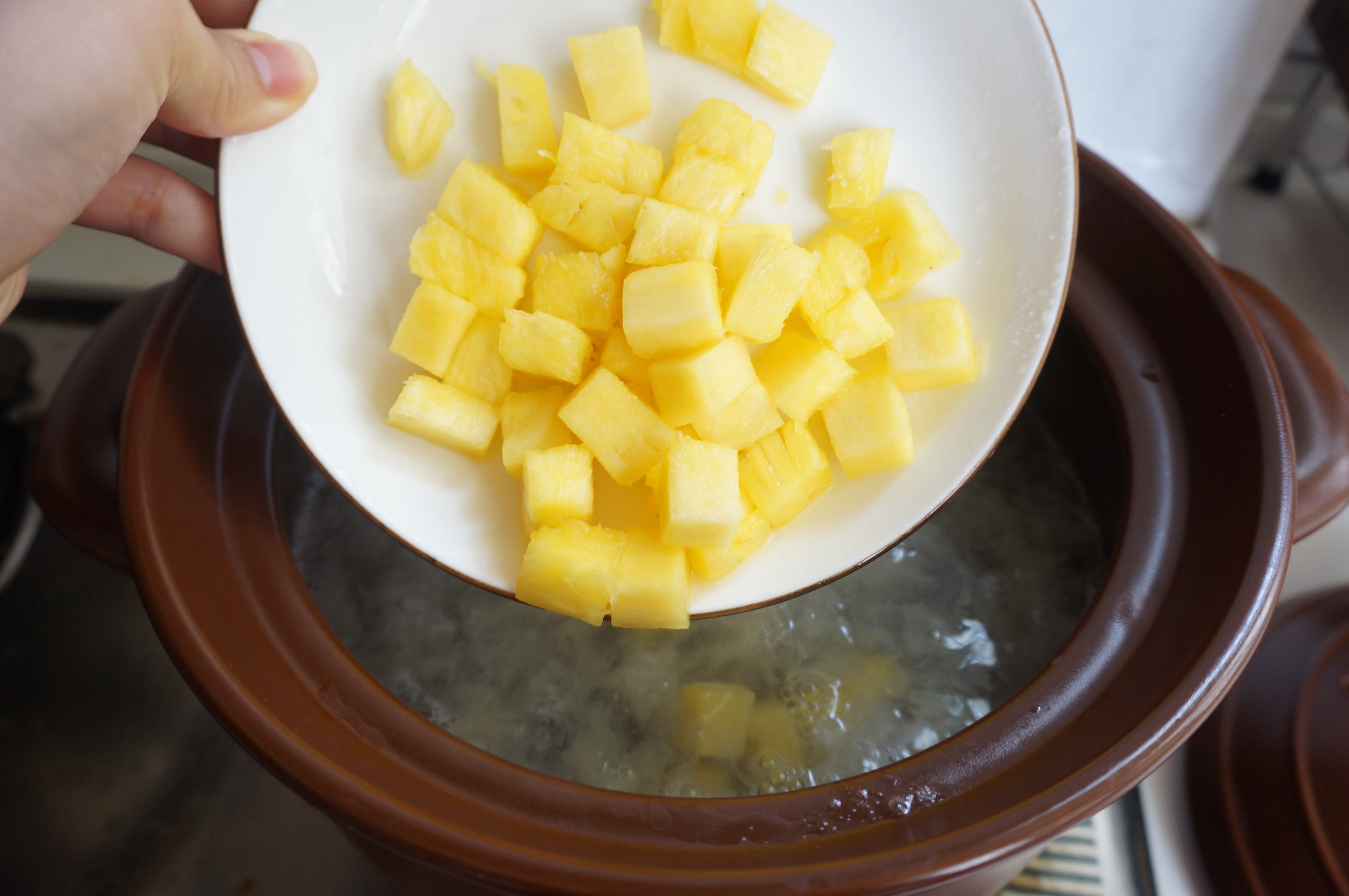 菠萝银耳甜酒汤的做法 步骤8