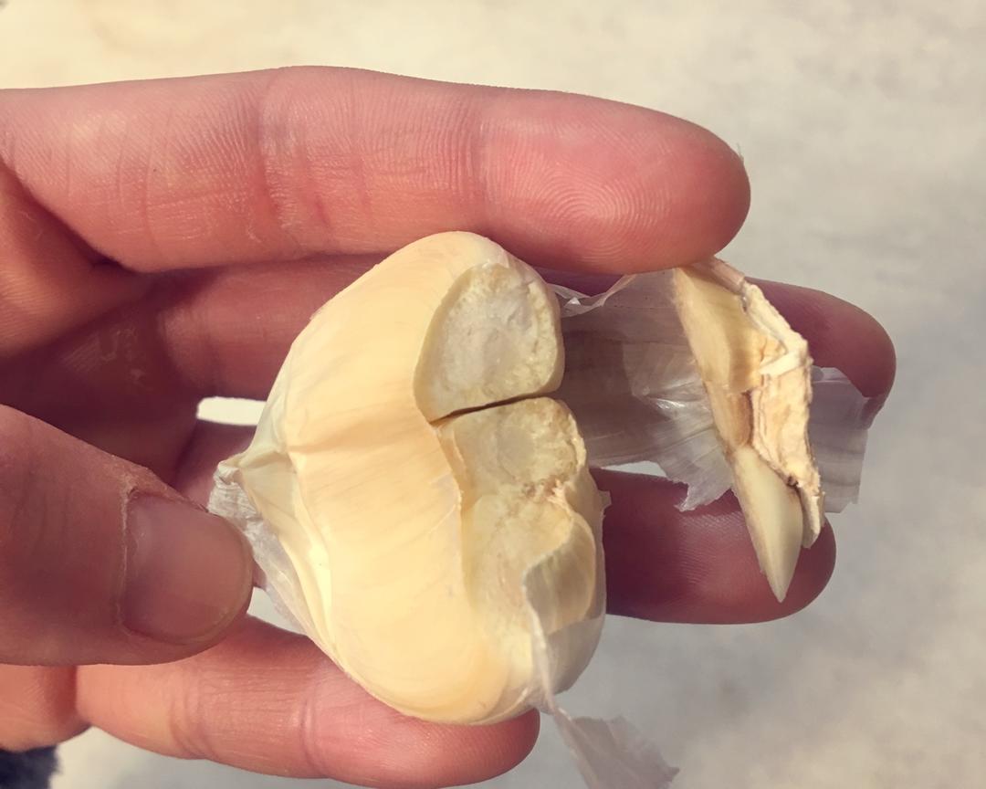 一刀十秒微波炉剥蒜的做法