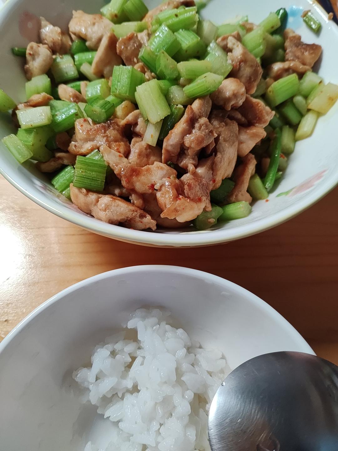 芹菜炒鸡胸肉！鸡肉滑嫩！好吃下饭！上班族的快速菜谱