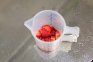 草莓提拉米苏的做法 步骤1