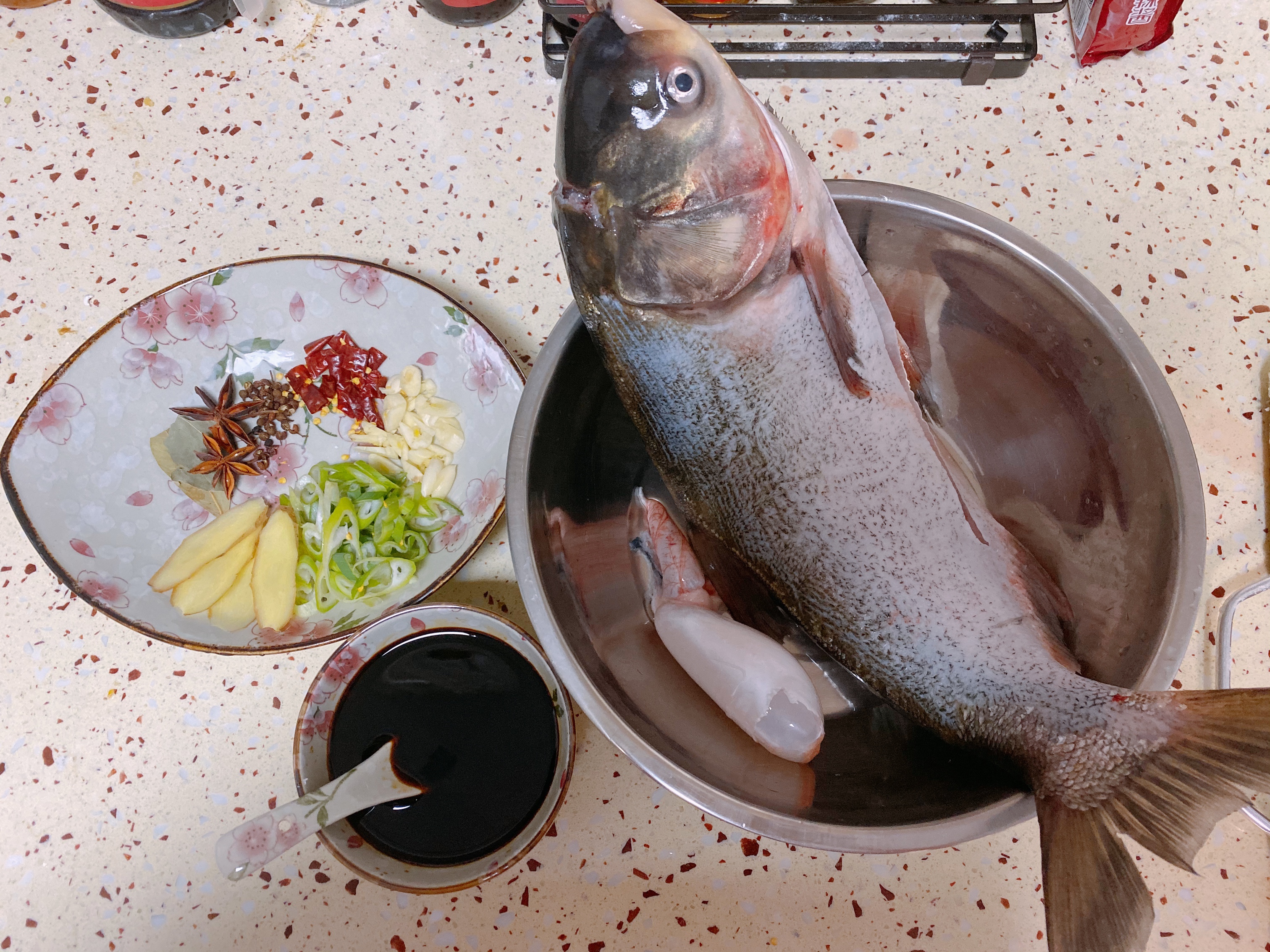 家常炖白鲢鱼 红烧鱼的做法 步骤1