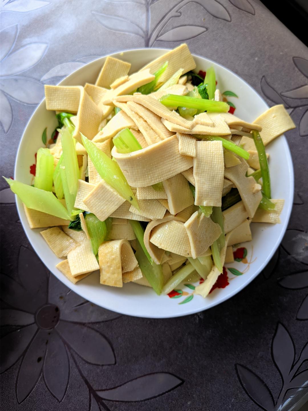芹菜炒千张肉丝