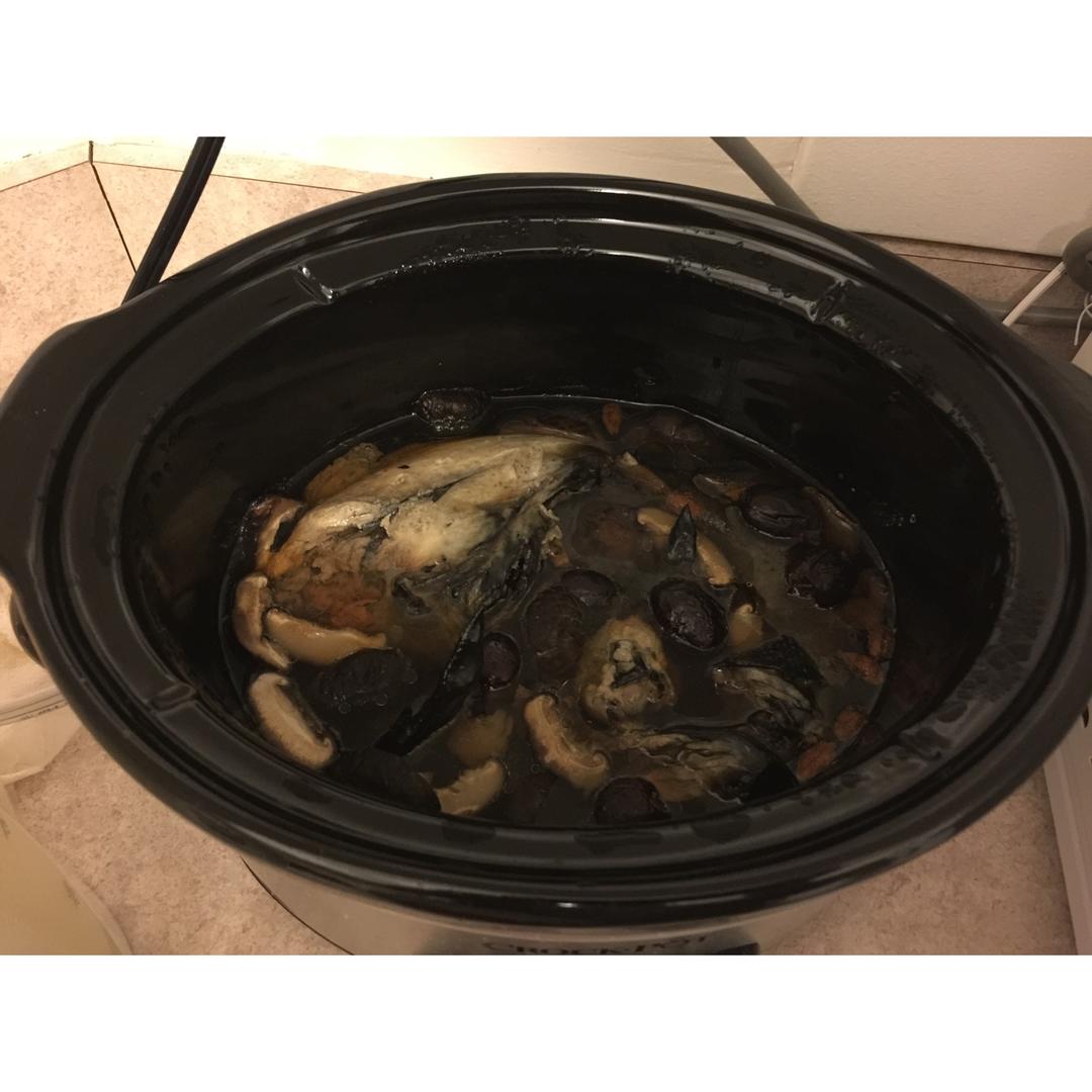 枸杞红枣乌鸡汤