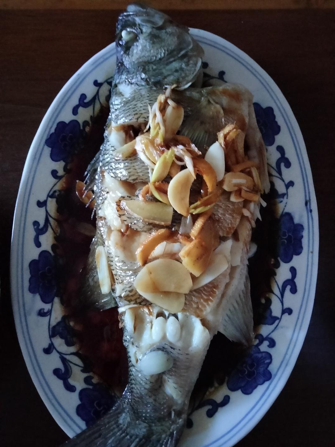 清蒸鲈鱼（家常做法）