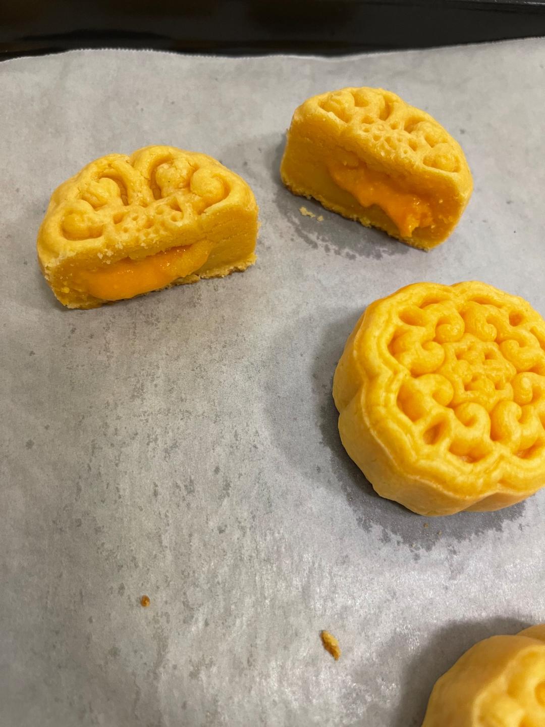 💃奶黄流心月饼——这是可以让你坐稳朋友圈厨霸位置的月饼🥮，没人点赞算我输👎