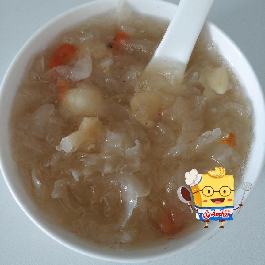 冰糖银耳莲子羹。（内附电饭煲做法）