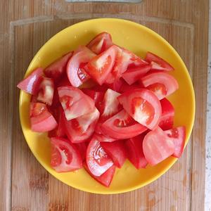 西红柿菌菇豆腐汤的做法 步骤2