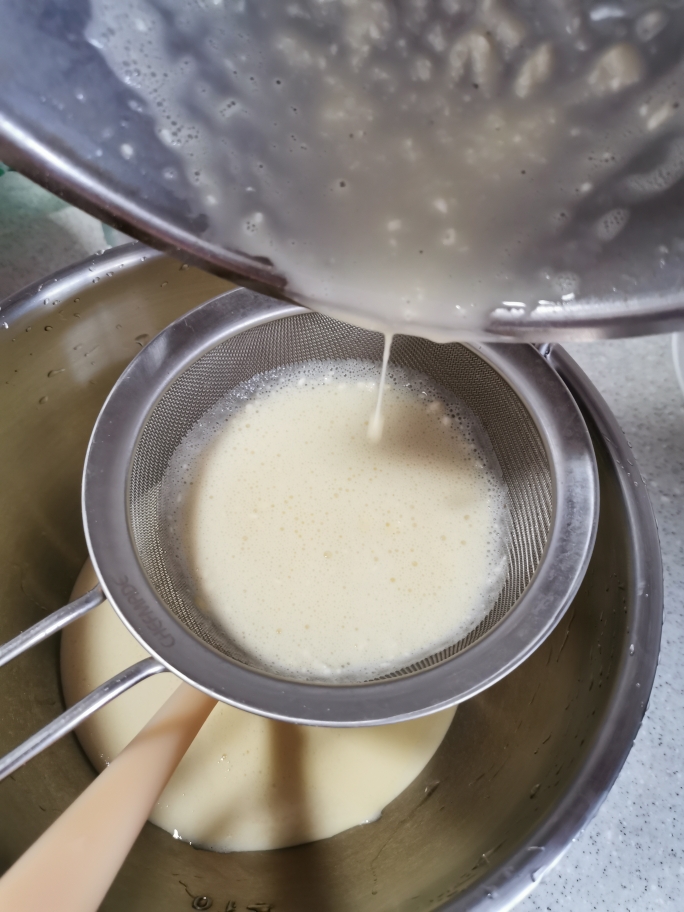 三步快手早餐：细滑牛奶鸡蛋甜饼的做法 步骤2