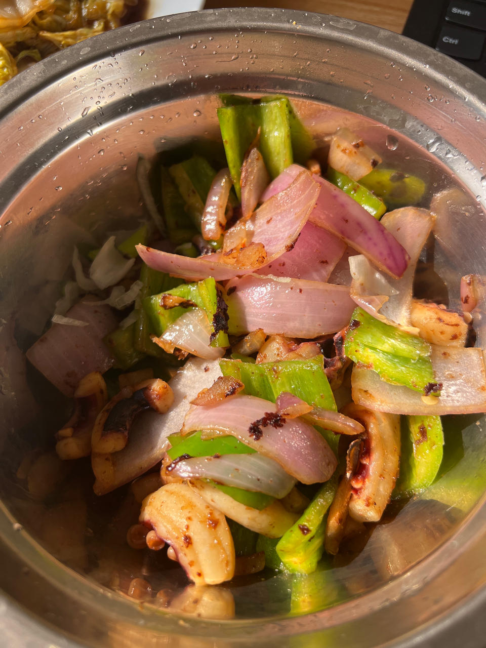 爆炒鱿鱼须，加上这一步，可以与铁板鱿鱼媲美