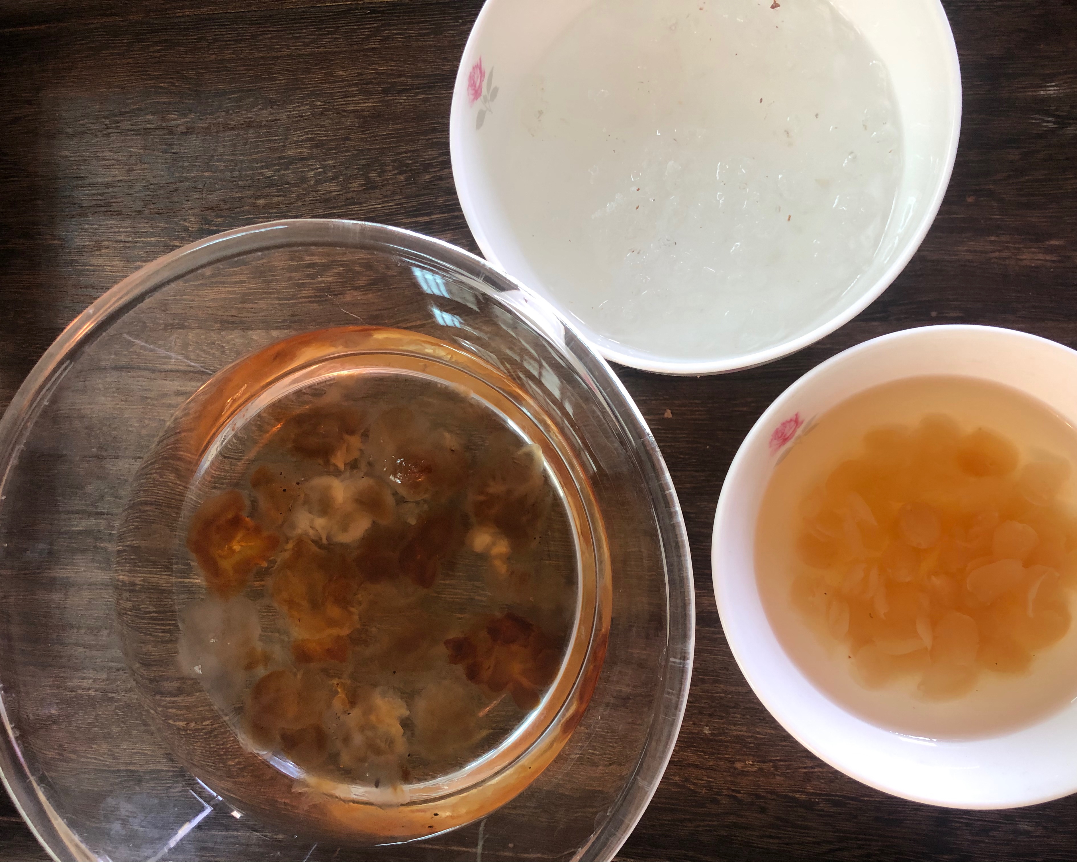 一碗美容养颜的桃胶皂角米雪燕炖红糖奶的做法 步骤2