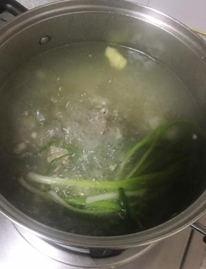 清润祛湿薏米排骨冬瓜汤的做法 步骤3
