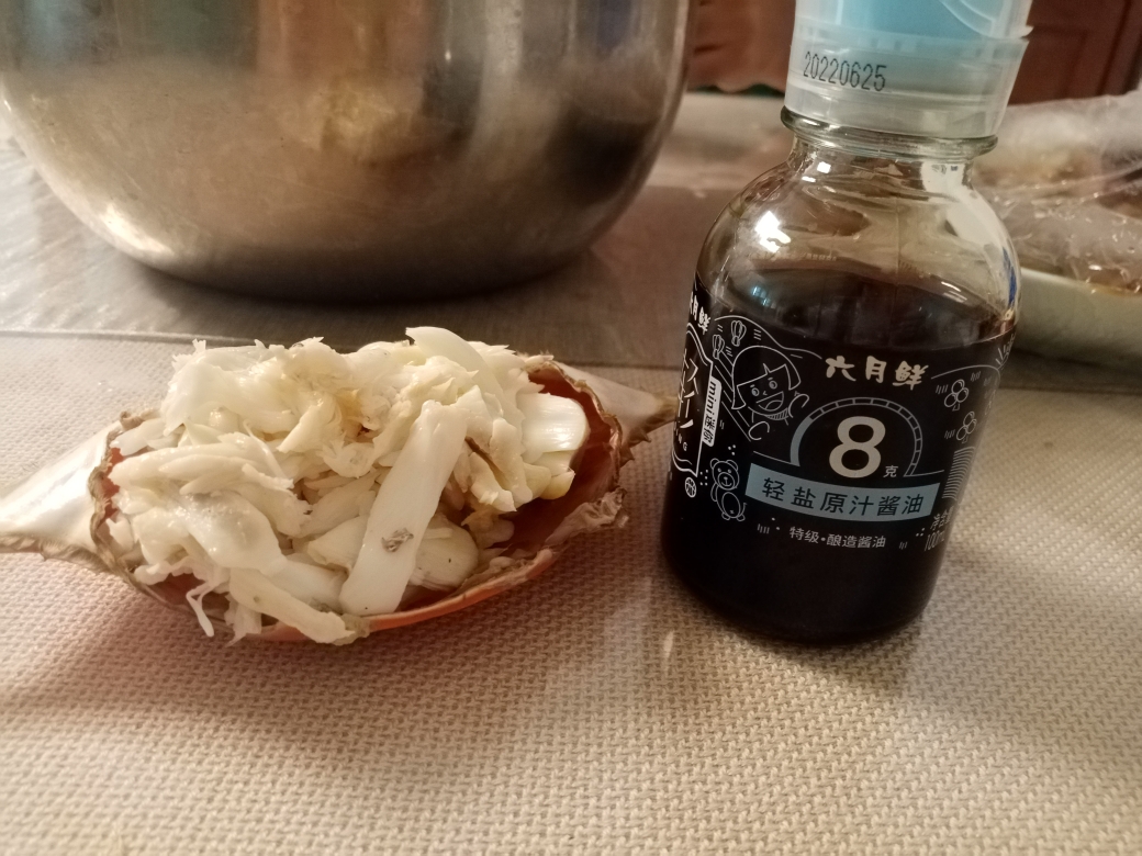 蟹肉蘸酱油汁的做法