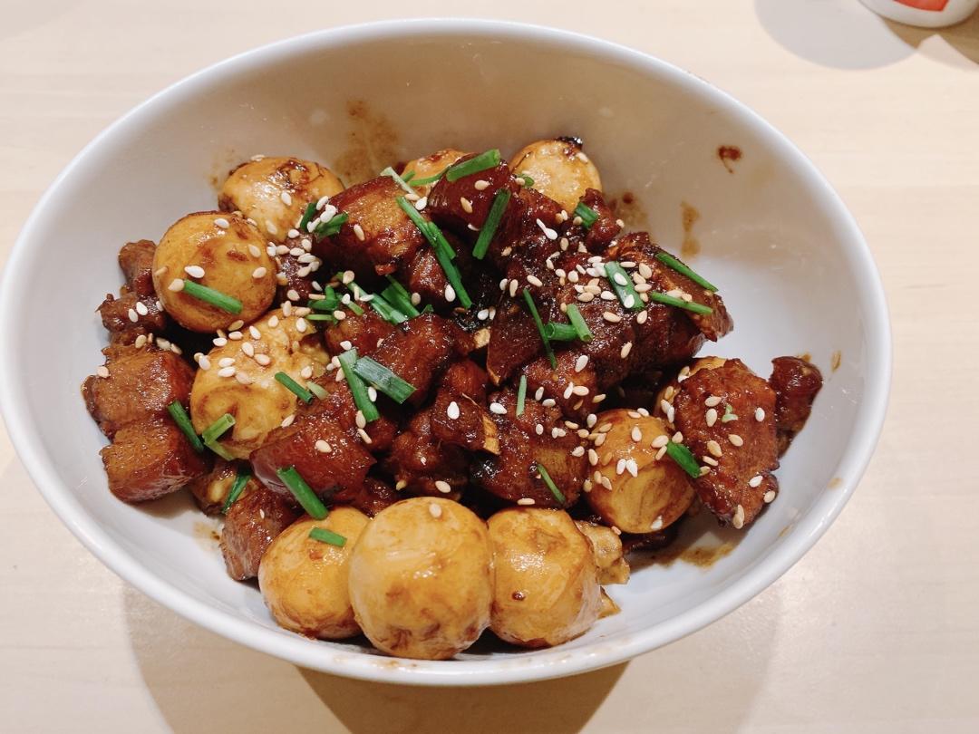 加了鹌鹑蛋后，这盘红烧肉，美味的逆天啦——鹌鹑蛋烧肉（孔瑶食谱）