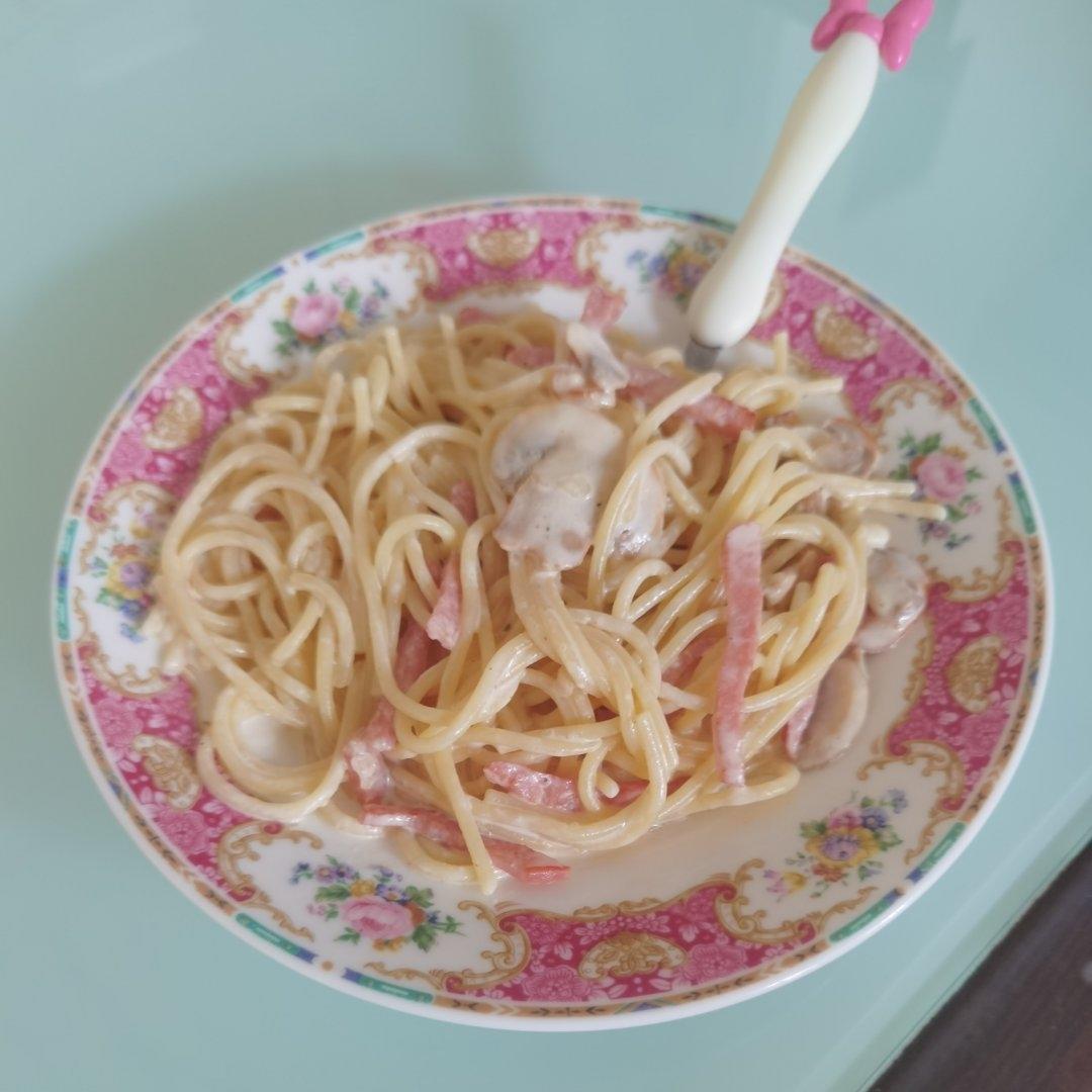 奶油蘑菇培根意大利面