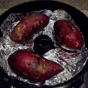 烤红薯 铁锅版的做法 步骤1