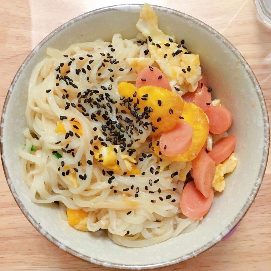 小城里的白日梦想家做的简单小葱油泼面