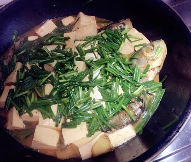 红咖喱鲫鱼炖豆腐的做法