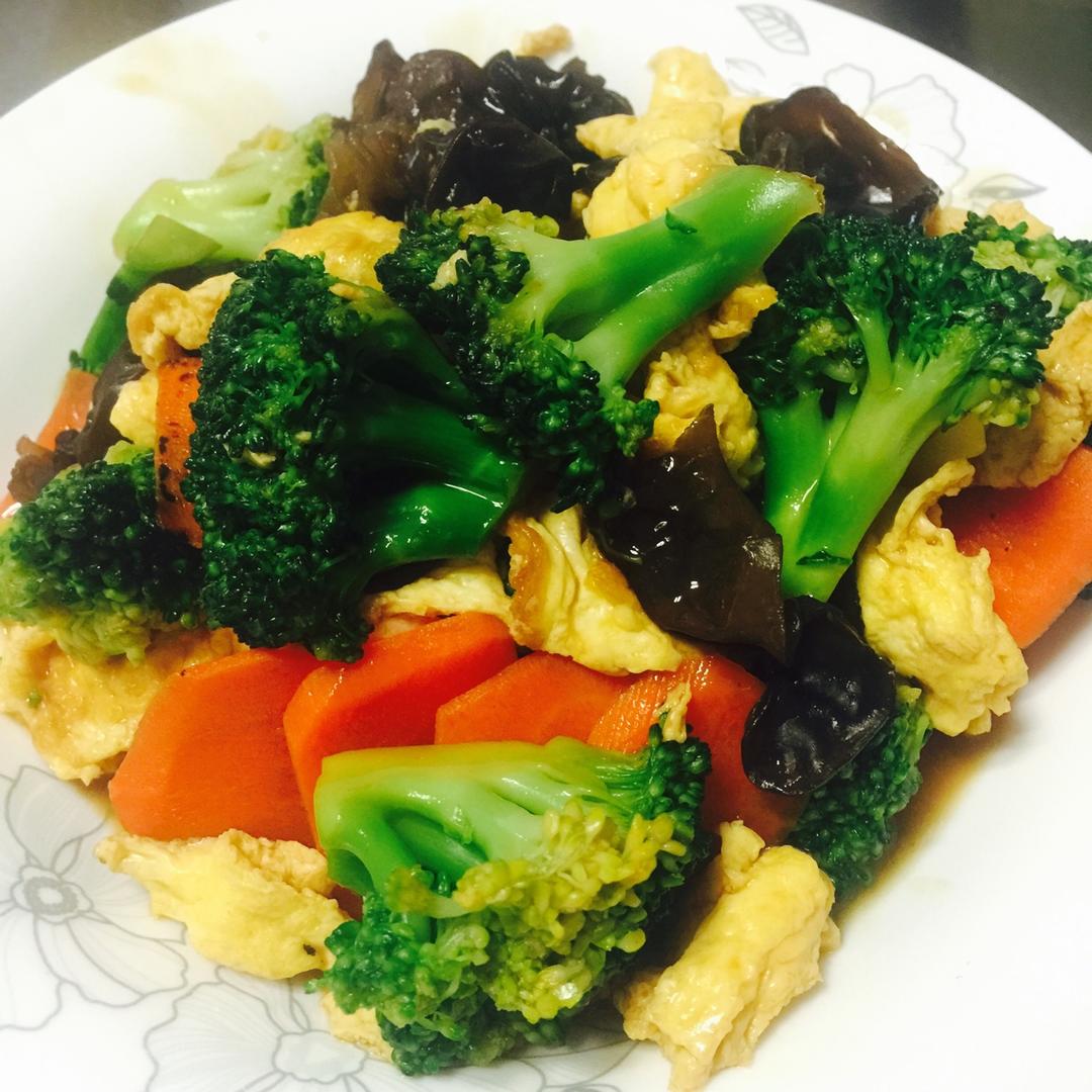 家常菜 西兰花素炒 咖啡色儿做的西兰花素炒 赞 鸡蛋,西兰花,胡萝卜